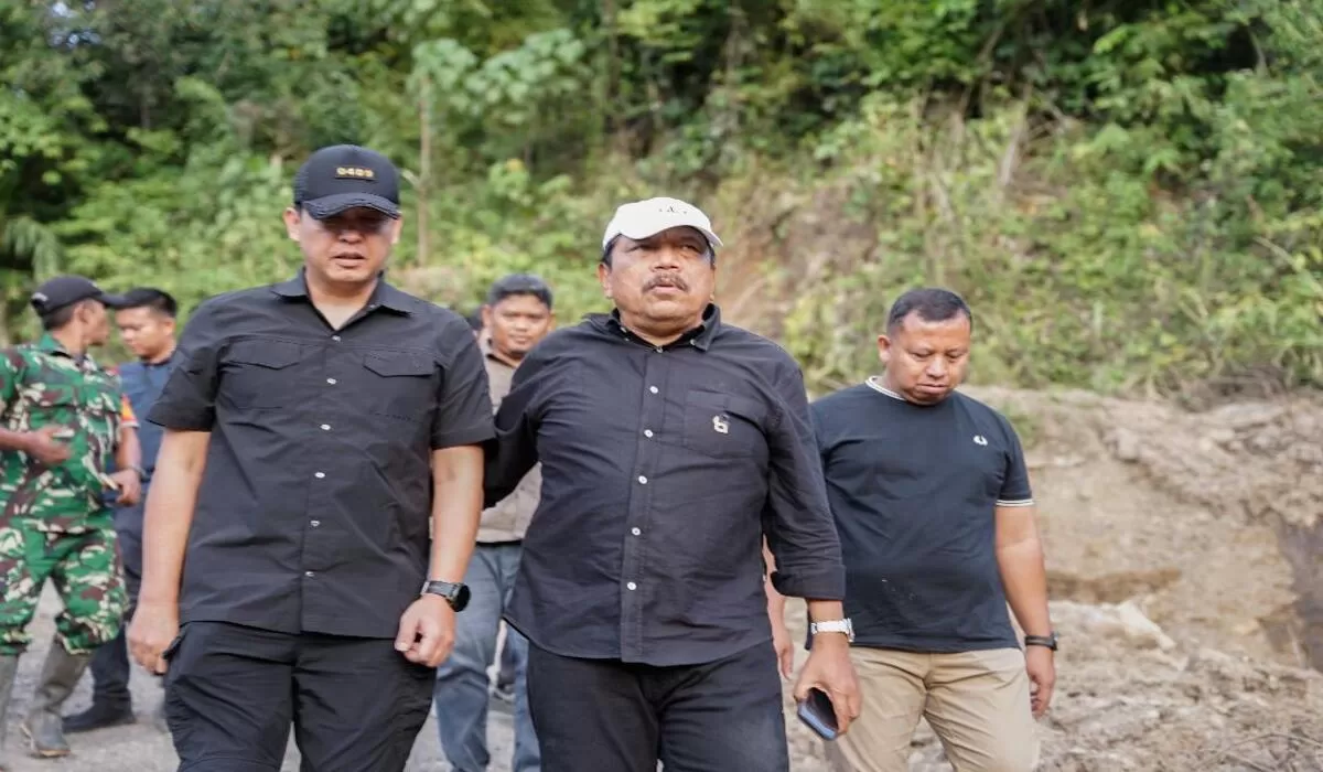 Wagub Bengkulu, Mian (tengah) didampingi Dandim 0409 Rejang Lebong, Letkol Inf Agung Lewis Oktorada (kiri) dan Kepala Dinas PUPR Bengkulu, Tejo Suroso tinjau jalan rusak di Desa Talang Ratu.(Foto/Ist)