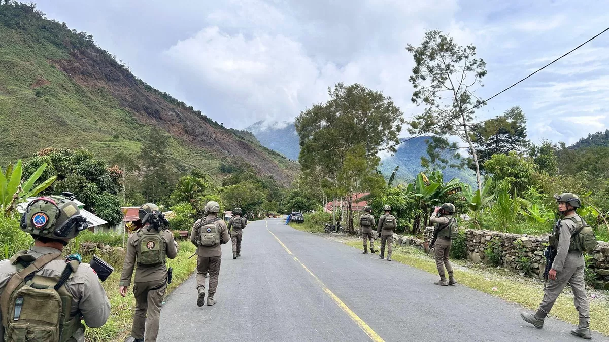 Personel Satgas Ops Damai Cartenz melakukan patroli jalan kaku untuk memperkuat keamanan dan mendekatkan diri dengan warga Intan Jaya.(Foto/Ist)