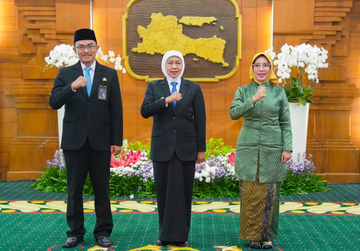 Gubernur Jatim Khofifah Indar Parawansa foto bersama seusai mengukuhkan  Kepala Perwakilan BKKBN Jatim, Shodiqin, di Gedung Negara Grahadi Surabaya. (Ist).
