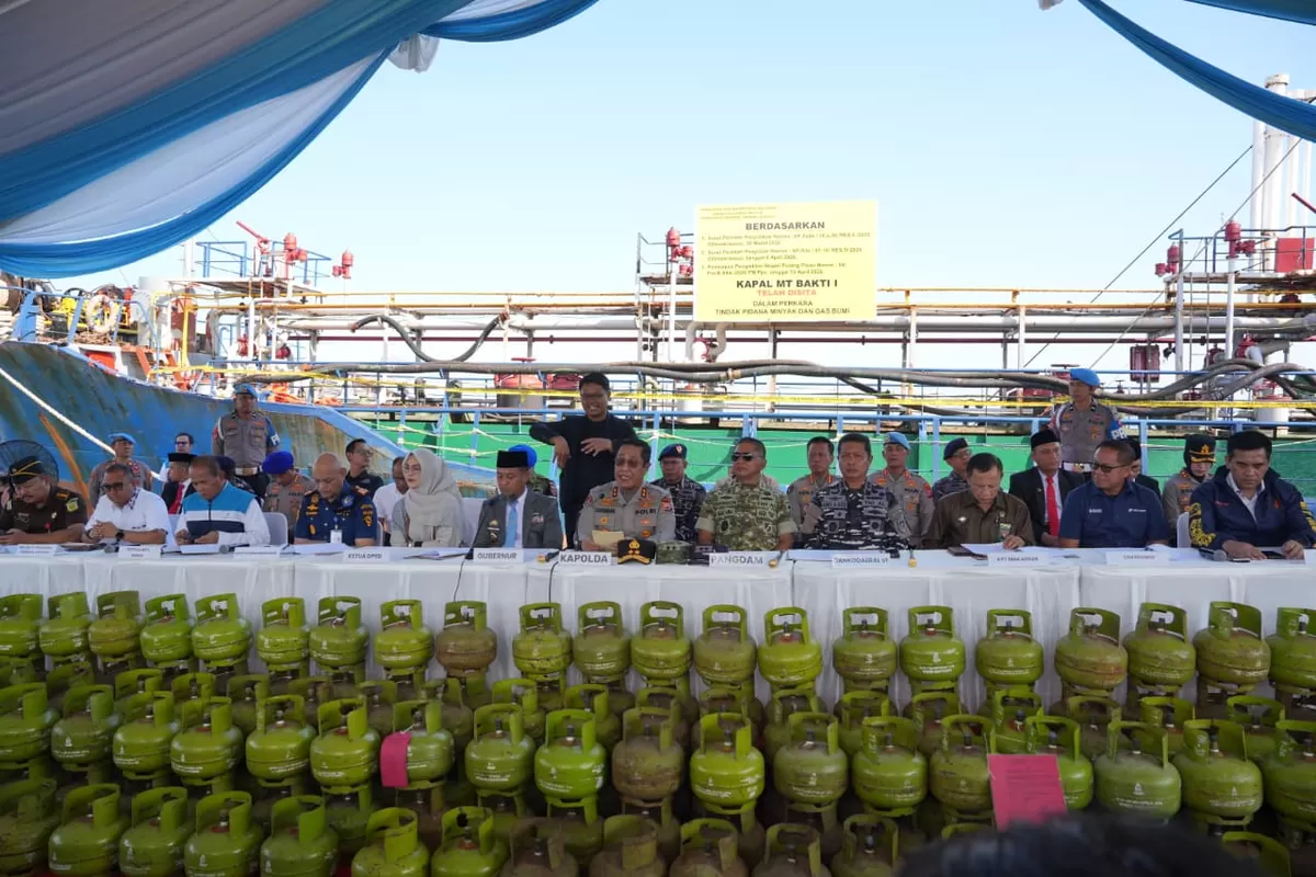 Baramg bukti kapal , BBM dan LPG subsidi yang disalahgunakan hasil tangkapan Polda Sulsel. (Ist)