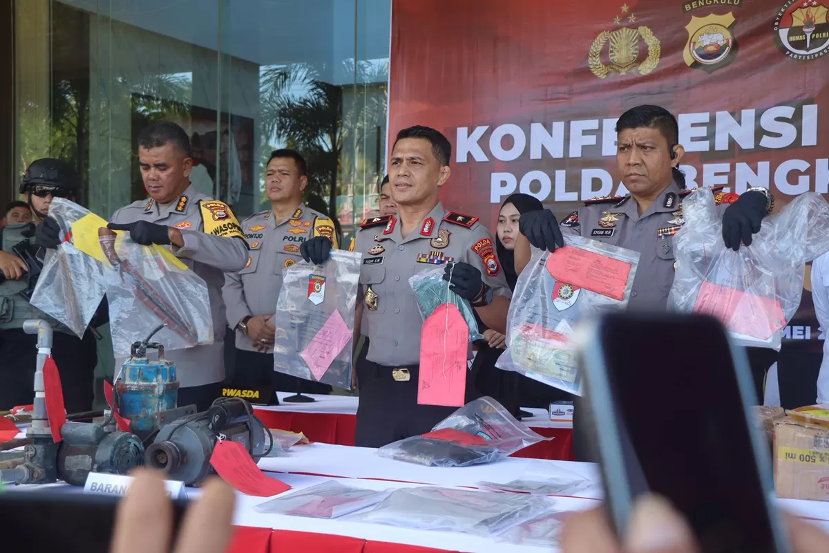 Kapolda Bengkulu Brigjen Pol Yudhi Sulistian Wahid memengang barang bukto kejahatan 3C ketika menggelar jumpa pers di Mapolda Bengkulu. (Foto/Ist)