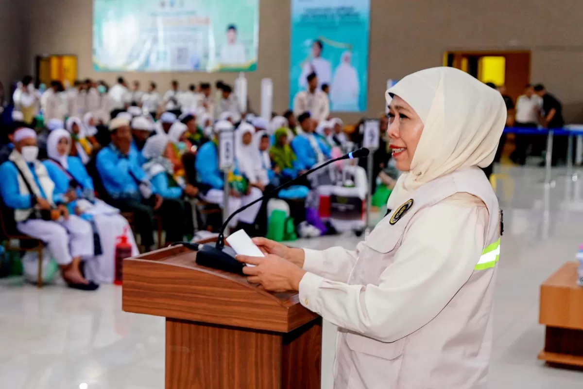 Gubernur Jatim Khofifah Indar Parawansa menyampaikan selamat datang bagi 378 jemaah haji kloter pertama di Asrama Haji Surabaya, Senin (1/6/2026) malam. (Ist)