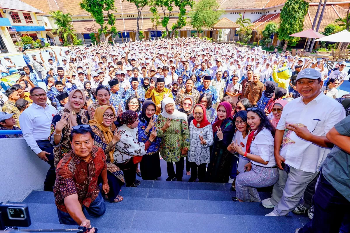Gubernur Jatim Khofifah Indar Parawansa  di tengah guru dan siswa SMAN 2 Surabaya, seusai meresmikan Gedung Graha Nusantara di sekolah tersebut,  Senin (1/6/2026). (Ist).