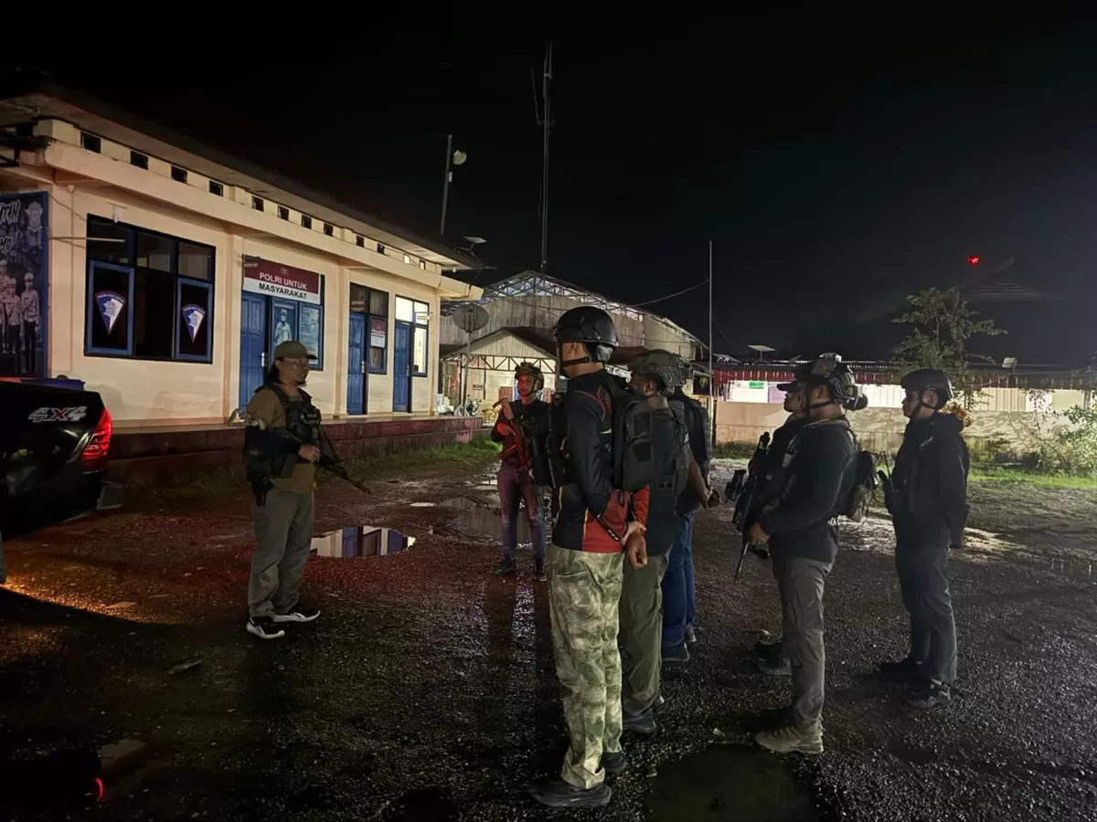 Anggota Satgas Ops Damai Cartenz melakukan patroli jalan kaki untuk menjaga kondivitas keamanan di wilayah Dekai, Kabupaten Yahukimo.(Foto/Ist)    