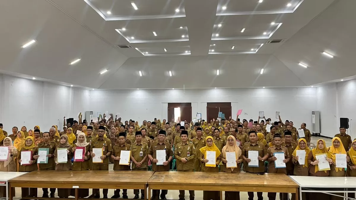 Para pemangku kepentingan dilingkup Disdikbud Provinsi Bengkulu menandatangi naskah berisikan kometmen SPBM tahun ajaran 2026/2026 di daerah ini ramah, adil dan transparan.(Foto/Ist) 