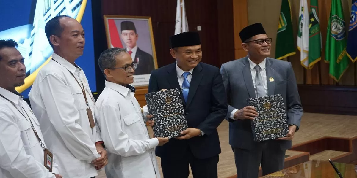 Bupati Bengkulu Tengah, Rachmat Riyanto menerima Opini WTP dari BPK Bengkulu hasil pemeriksaan pengelolaan keuangan tahun 2025.(Foto/MC Pemkab Benteng) 