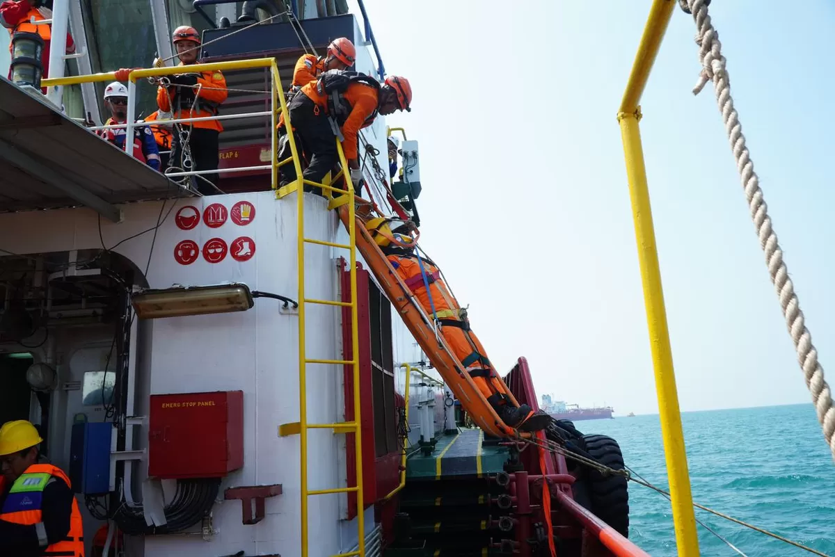 Pertamina Patra Niaga uji kesiapsiagaan darurat di IT Semarang melalui simulasi tumpahan minyak, kebakaran kapal, dan evakuasi korban.