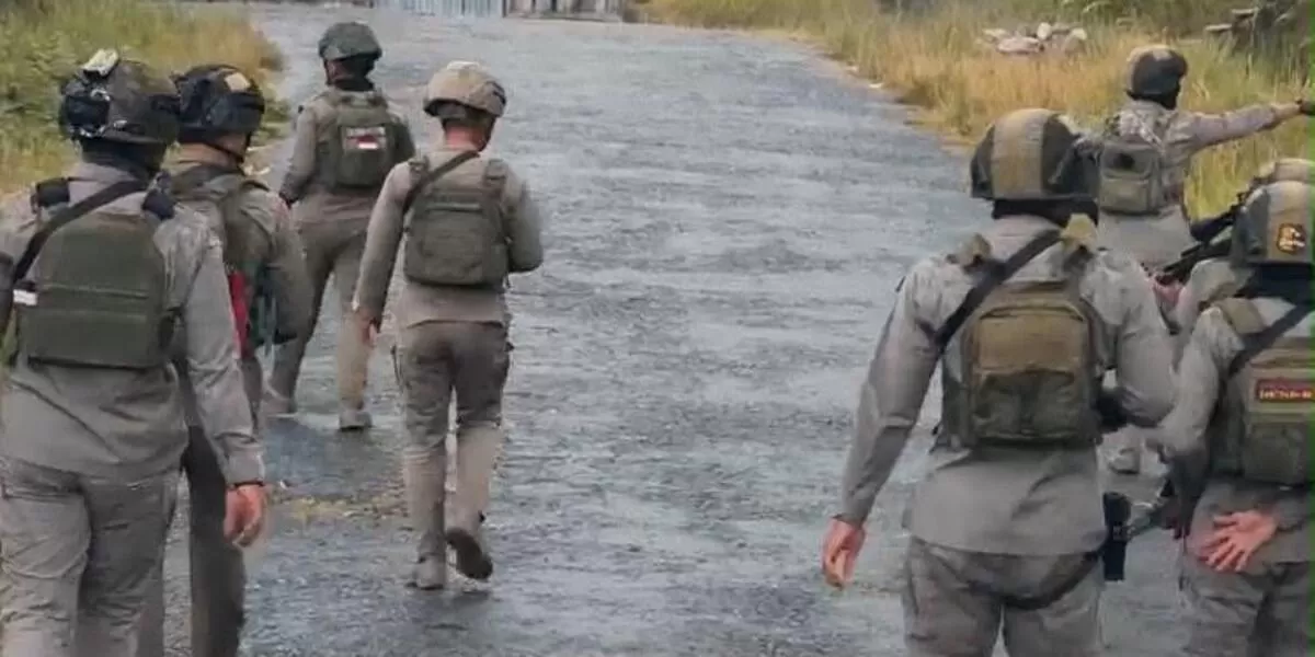 Anggota Satgas OPs Damai Cartenz melakukan patroli dialogis untuk memperkuat keamanan di masyarakat Distrik Sinak, Kabupaten Puncak.(Foto/Ist) 