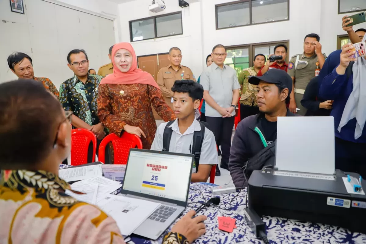 Gubernur Jatim  Khofifah Indar Parawansa meninjau proses verifikasi dan validasi data SPMB di komplek   Surabaya. (Ist).