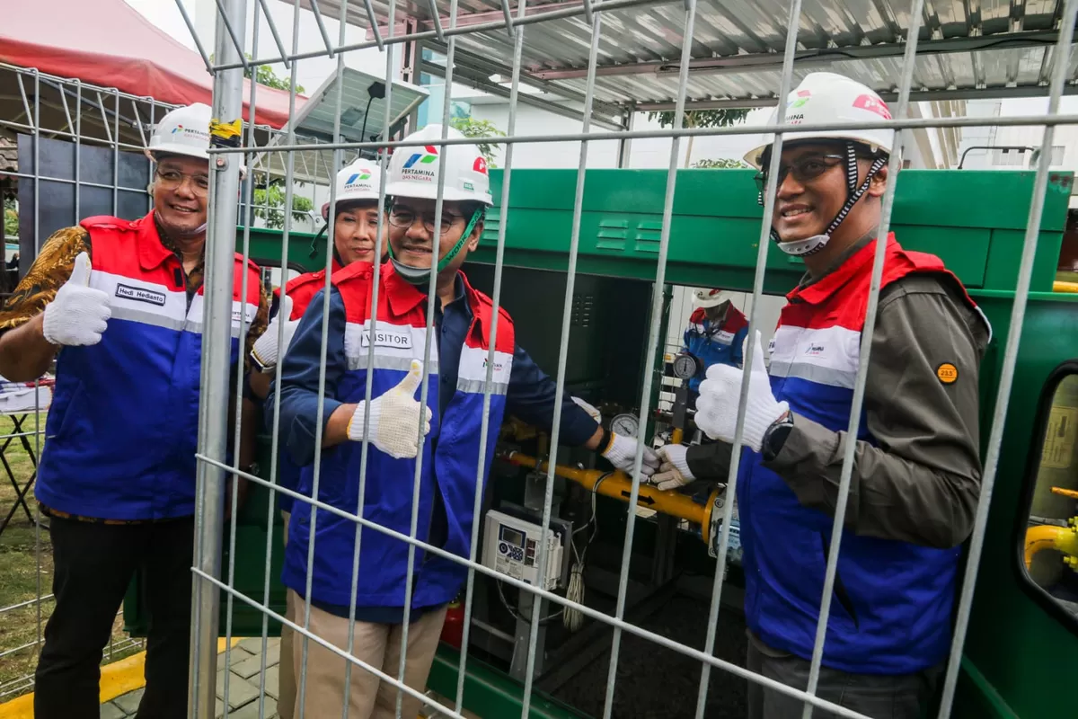 Direktur Infrastruktur dan Teknologi Perusahaan Gas Negara TBk. Hery Murahmanta (kanan) bersama DIrektur Layanan Operasional RSUP Dr. Sardjito Yogyakarta Riat El Khair (kedua kanan). 