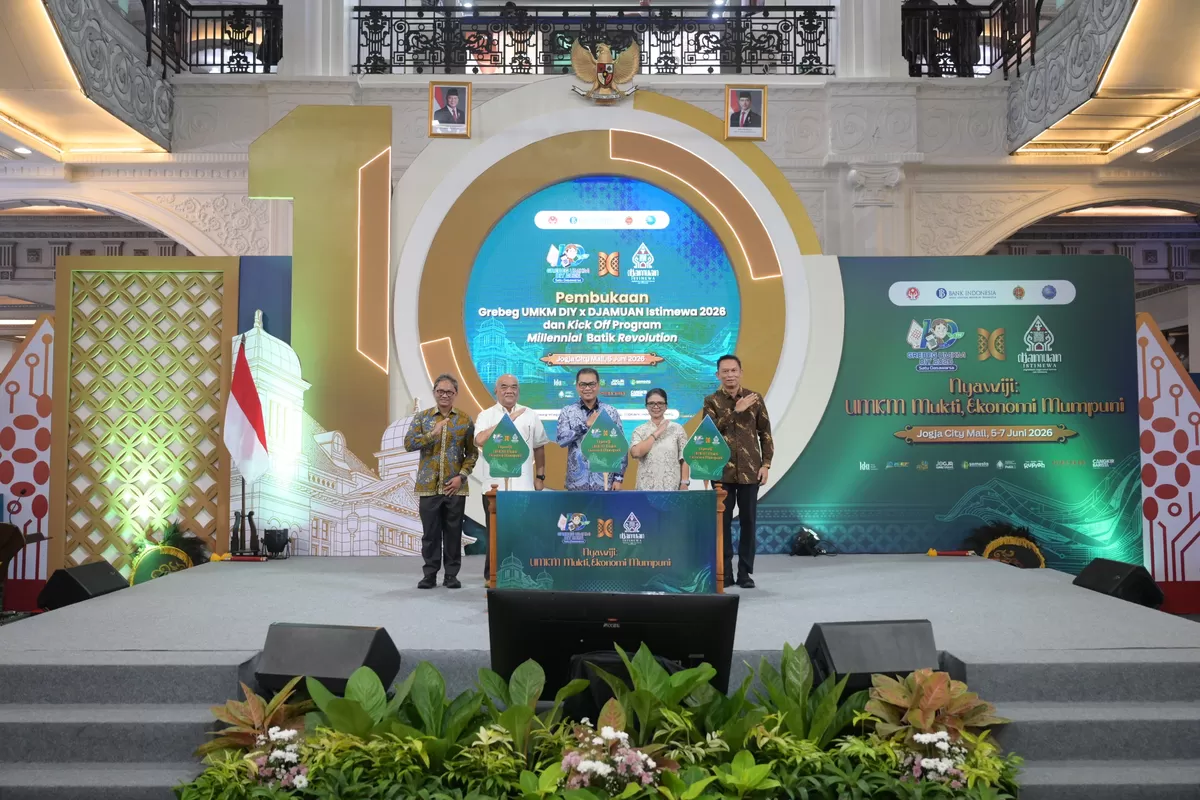 Anggota Dewan Gubernur BI, Ricky P. Gozali; Wakil Gubernur DIY , KGPAA Paku Alam X; Ketua Harian Dekranasda DIY, GKBRAA Paku Alam X; wakil Forkompimda berfoto bersama dok. Humas BI