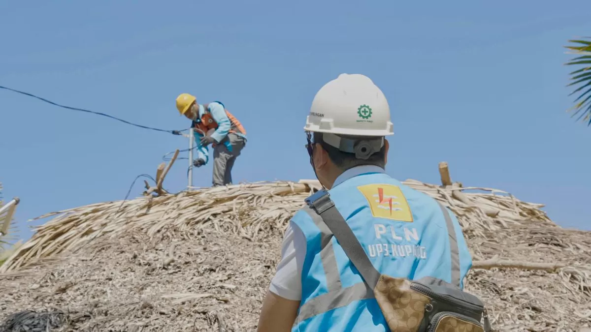Petugas PLN melakukan penyambungan kabel tegangan rendah ke salah satu rumah warga di Dusun Noemuke, Kabupaten Timor Tengah Selatan, Nusa Tenggara Timur