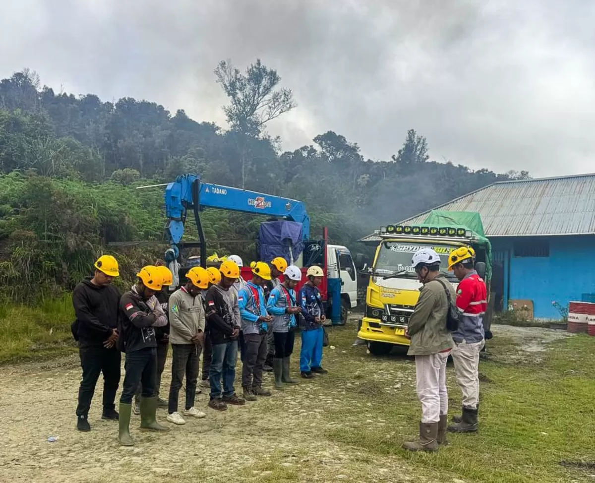 Para petugas PLN ketika melakukan _briefing_ sebelum membangun jaringan listrik di Distrik Anggi Gida, Kabupaten Pegunungan Arfak, Papua Barat.