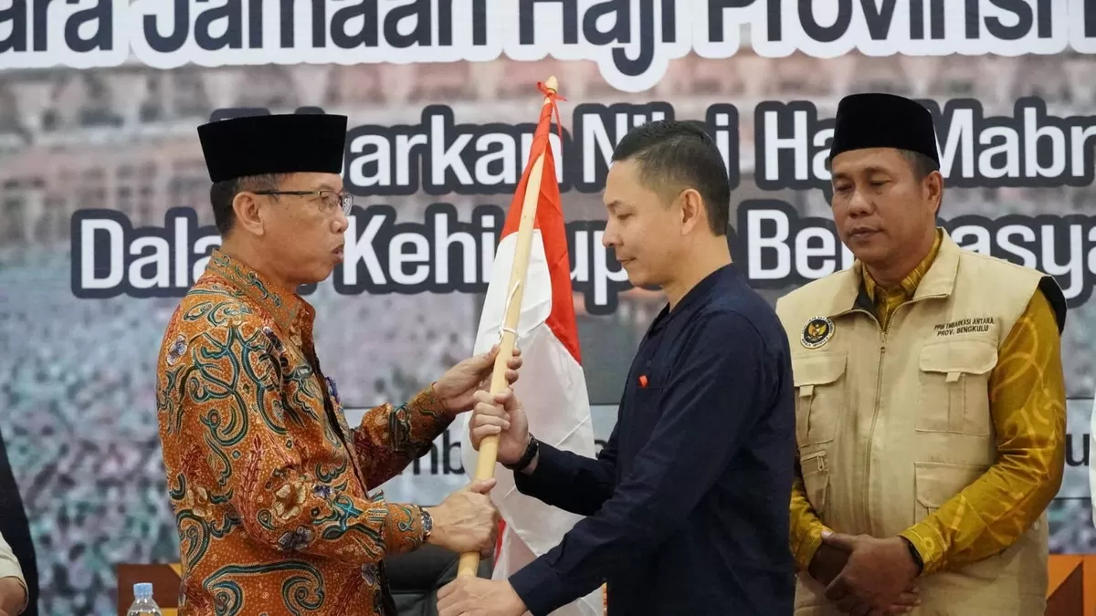 Asisten III Pemprov Bengkulu, Nandar Munadi menerima kedatangan rombongan jemaah haji Bengkulu kloter 2 Embakarasi Padang, Sumbar, dan sekaligus melepas mereka kembali ke daerah masing-masing.(Foto/Is