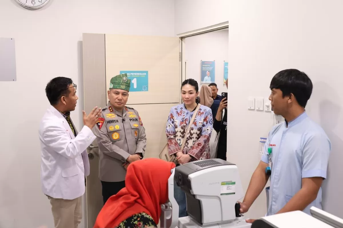 Kapolda Riau Irjen Herry Heryawan menyaksikan kegiatan bakti sosial kesehatan melaksanakan operasi katarak terhadap 310 warga di walayah tersebut.(Foto/Ist)  