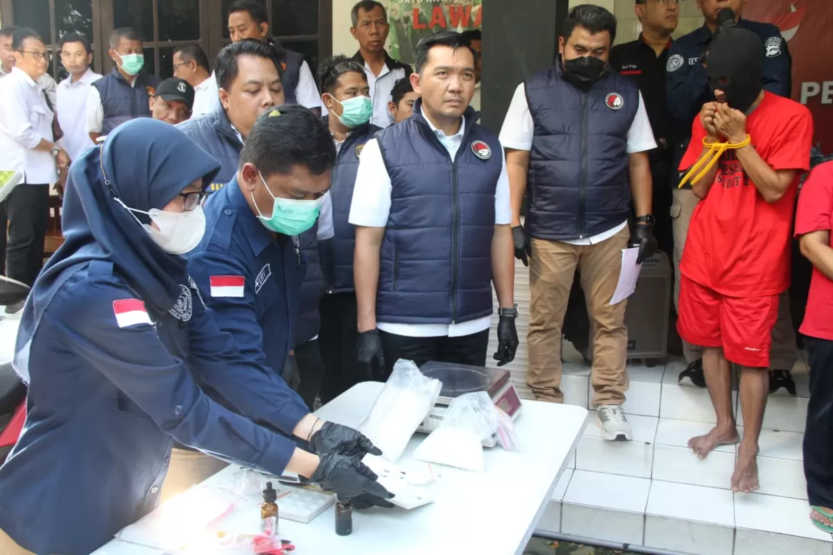 Polda Jateng memusnahkan barang bukti narkotika hasil 449 kasus. Sebanyak 554 tersangka diamankan selama dua bulan terakhir.