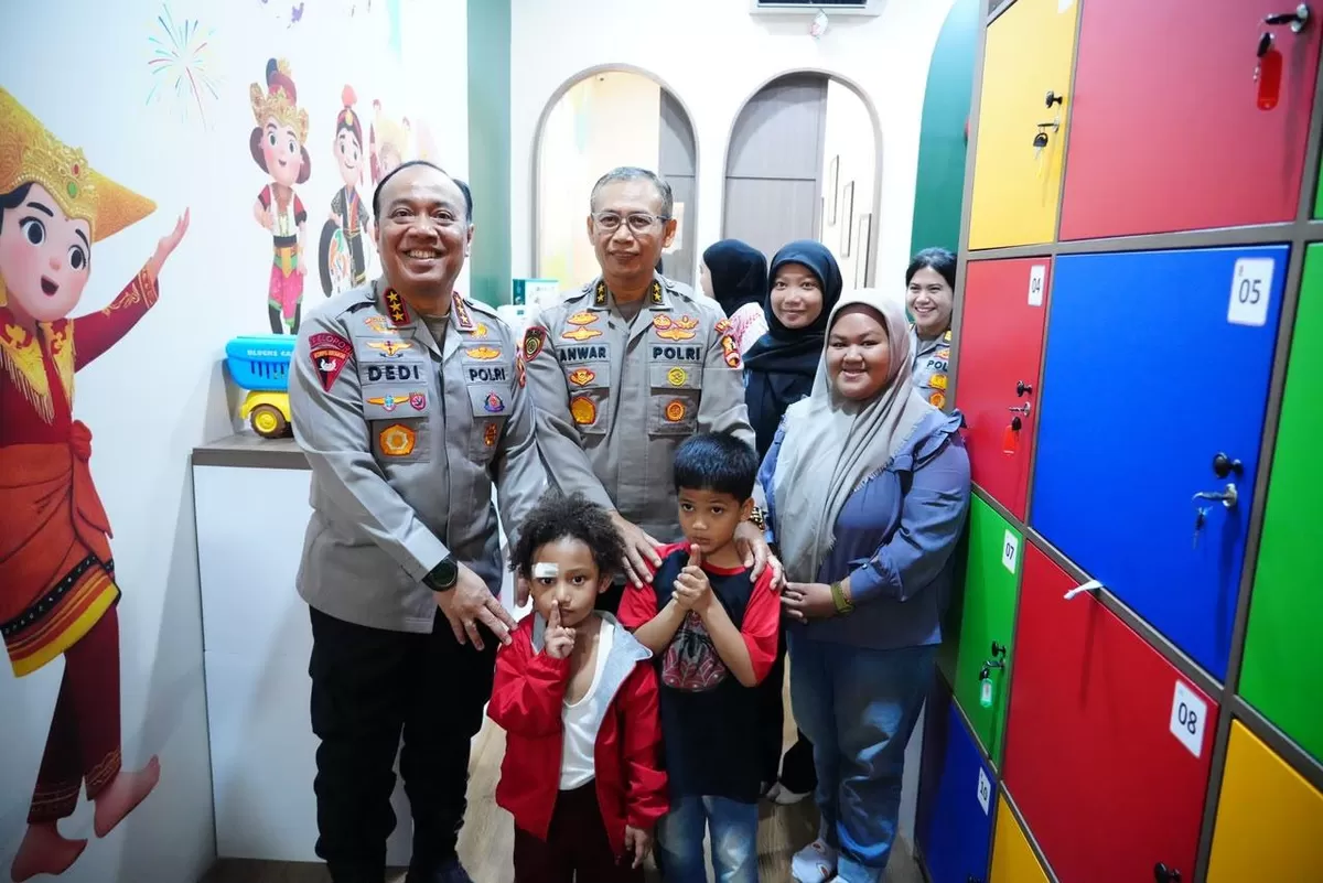 Wakapolri Komjen Pol Dedi Prasety didampingi As SDM Kapolri Irjen Pol Anwar meninjau fasilitas Daycare SSDM Polri yang berlokasi di lantai 1 Gedung TNCC Mabes Polri.(Foto/Ist)