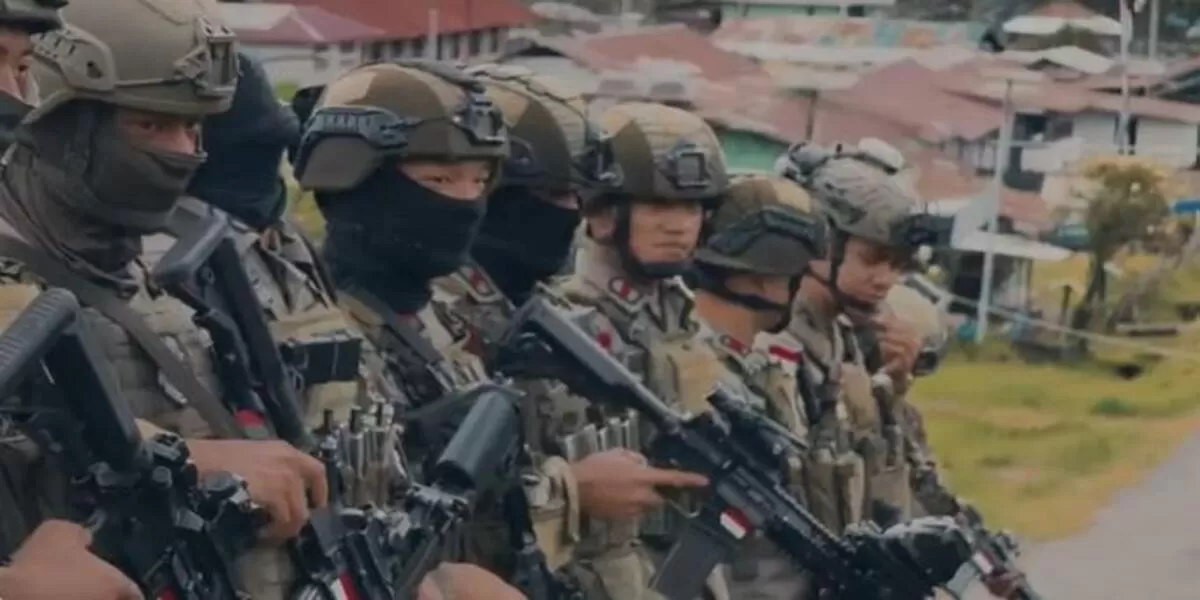 Anggota Satgas Ops Damai Cartenz melakukan pengamanan ibadah umat nasrani dan patroli jalan kaki di Kabupaten Puncak, Provinsi Papua Tengah.(Foto/Ist) 