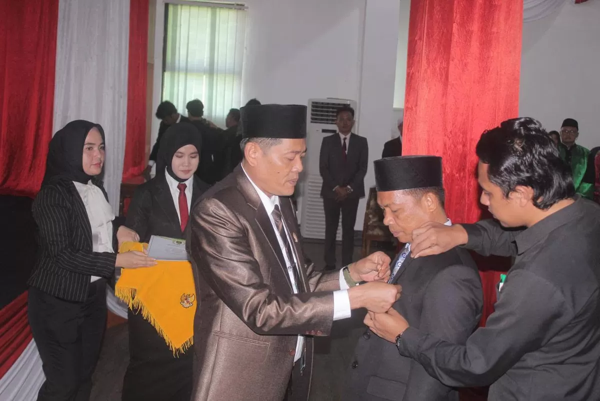 Ketua DPRD Bengkulu Tengah, Fepi Suheri menyematkan PIN anggota DPRD kepada Zenrodi usai dilantik dan diambil sumpah sebagai anggota dewan PAW menggantikan ST Mukhlis.(Foto/Ist)    