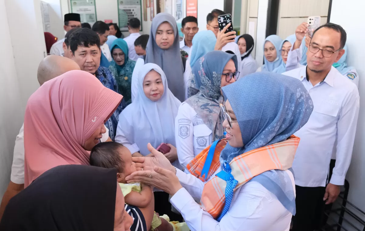Bupati Gowa, Sitti Husniah Talenrang, mengamati kesehatan seorang bayi di Puskesmas Gentungan, Kecamatan Bajeng Barat, Rabu (10/6/2026). (Ist)
