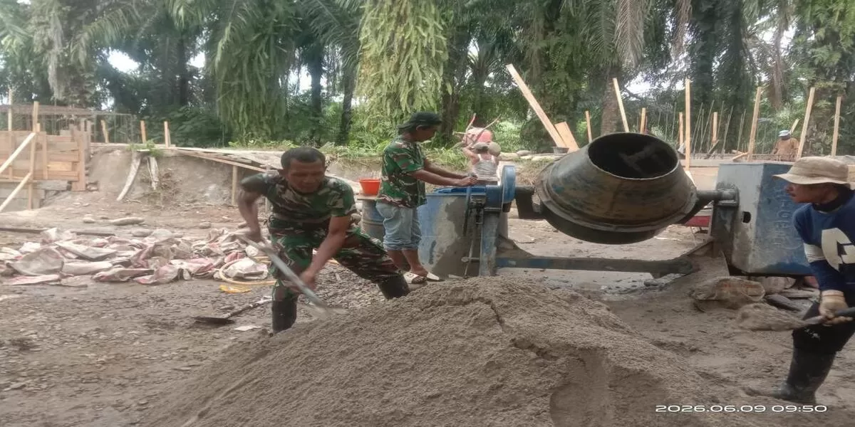 Anggota Babinsa, Koramil Ketahun, Bengkulu Utara ikut  melakukan pendampingan dan pengawasan terhadap pembangunan jembatan gantung perintis di Desa Kualalangi.(Foto/Ist)