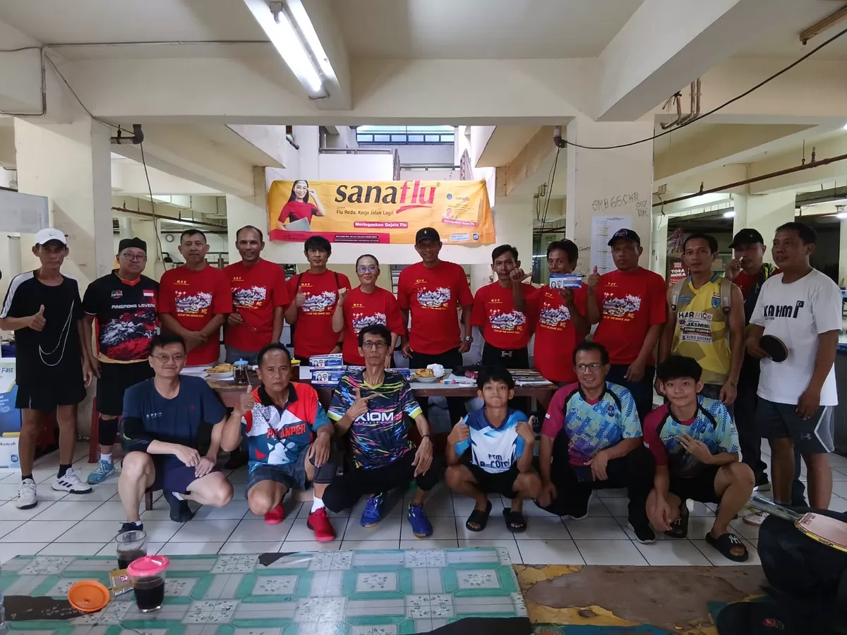Peserta tenis meja berfoto bersama panitia dalam pembukaan Turnamen Lokbin Cup 2026 di PTM Lokbin Rusun Rawa Buaya Cengkareng Jakarta Barat, Sabtu 13 Juni 2026 (Rully Satriadi)
