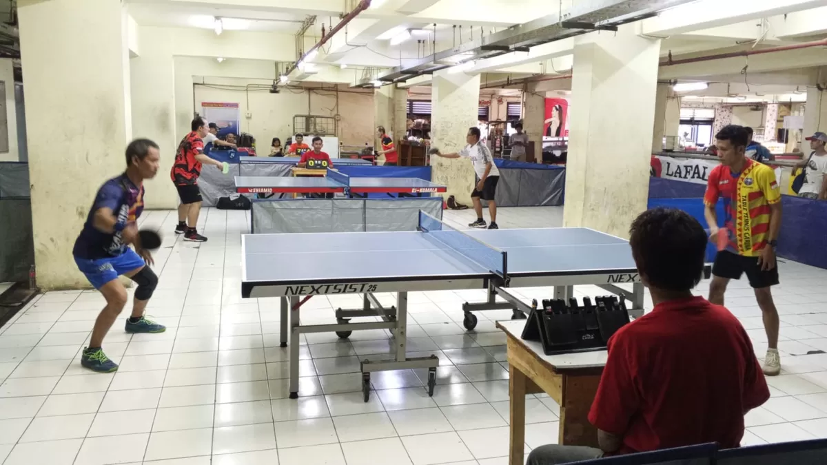 Mumun (PTM Agramas) bertanding melawan Anton Cell (PTM Anper dalam Turnamen Tenis Meja Lokbin Cup 2026 di PTM Lokbin Rusun Rawabuaya, Cengkareng Jakarta Barat, Minggu (14/6/2026) pagi.