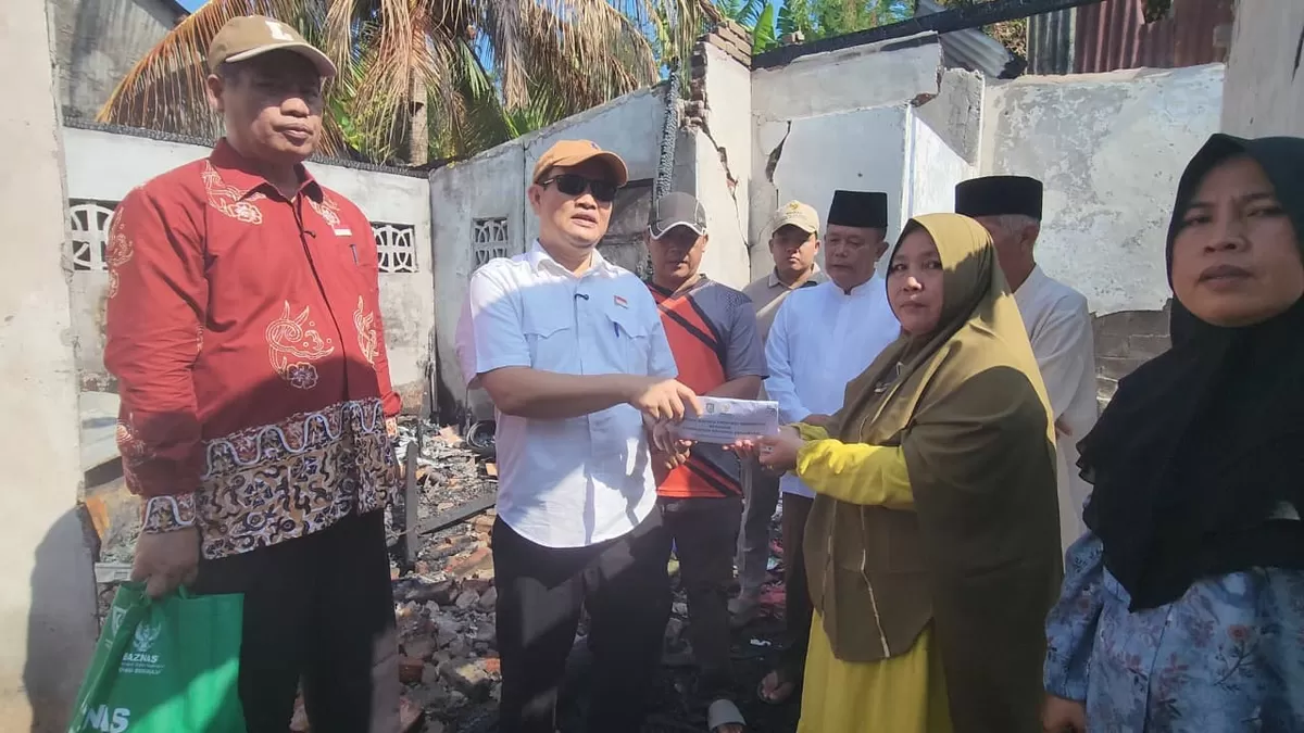 Sekda Bengkulu, Herwan Antoni menyerahkan bantuan dari Pemprov Bengkulu  dan Baznas kepada korban ke bakaran di Kota Bengkulu. (Foto/Ist)