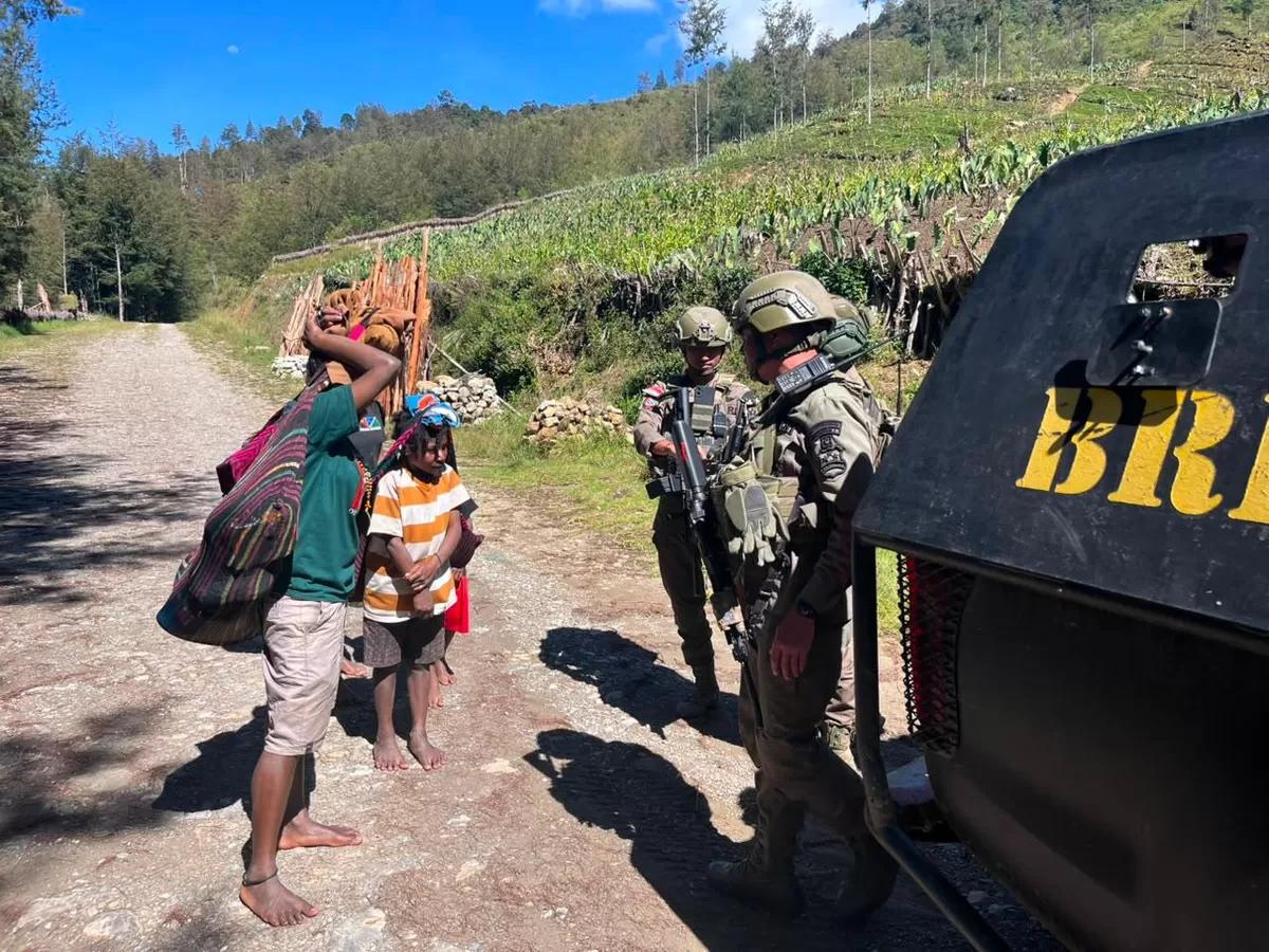 Satgas Ops Damai Cartenz melaksanakan patroli humanis dengan menyapa warga .(Foto/Ist)