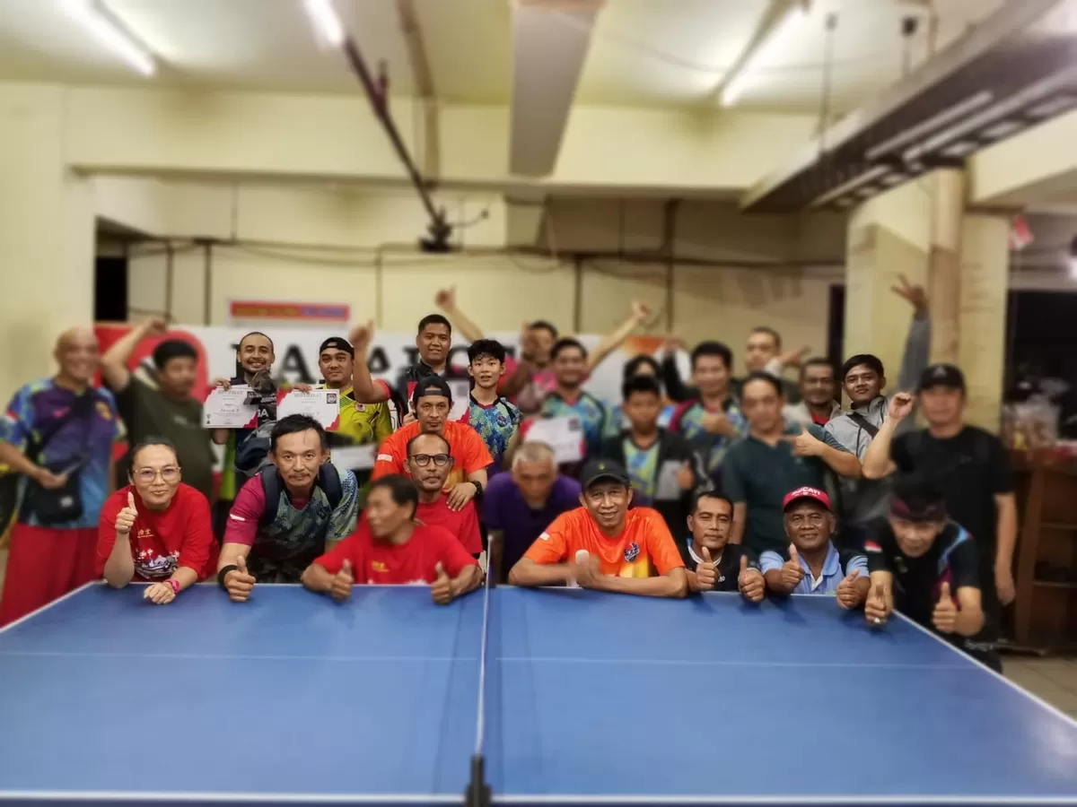 Para pemenang Turnamen Lokbin Cup 2026 berfoto bersama dengan para suporter dan pengurus PTM Lokbin usai penyerahan hadiah, Minggu (14/6/2026)