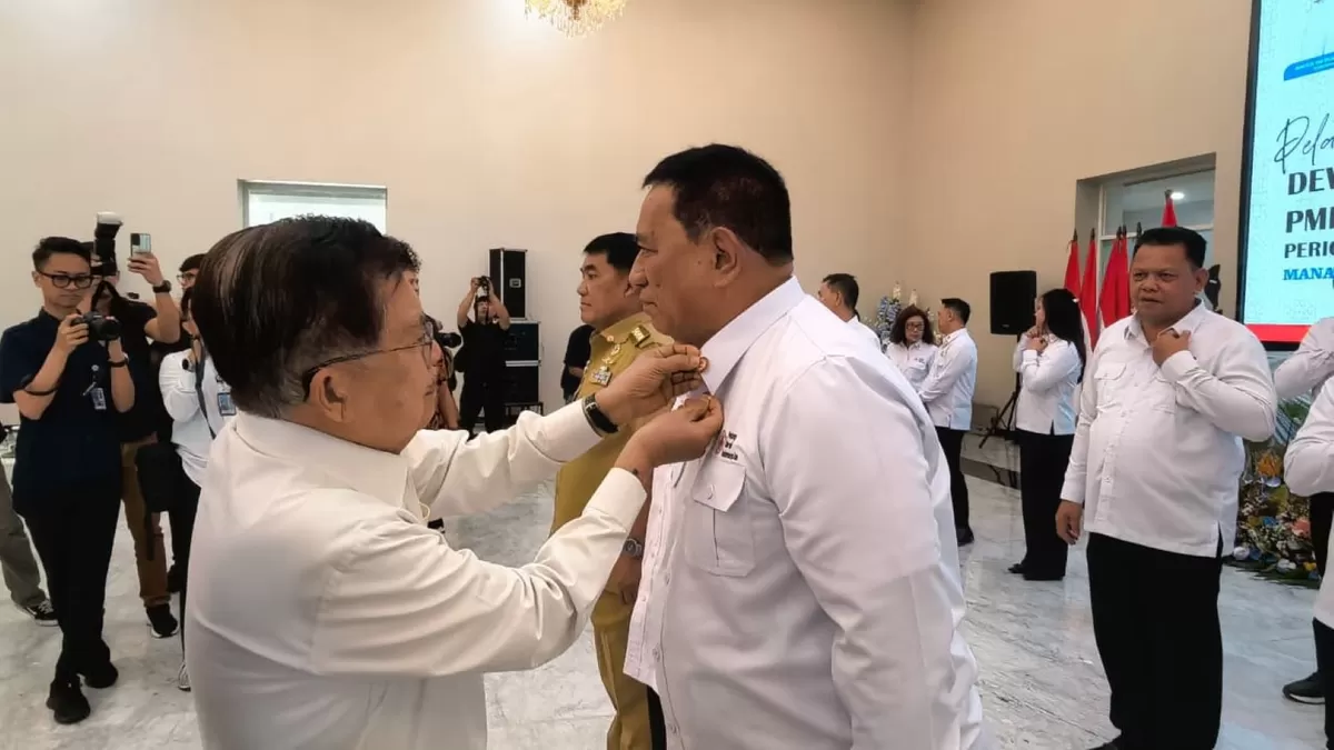 Ketua Umum PMI Jusuf Kalla melantik Kolonel CKM (Purn) dr. Fredrik P. Demmasabu sebagai Ketua PMI Provinsi Sulawesi Utara masa bakti 2026&ndash;2031 di Wisma Negara, Manado, Senin (15/6/2026). (Ist)