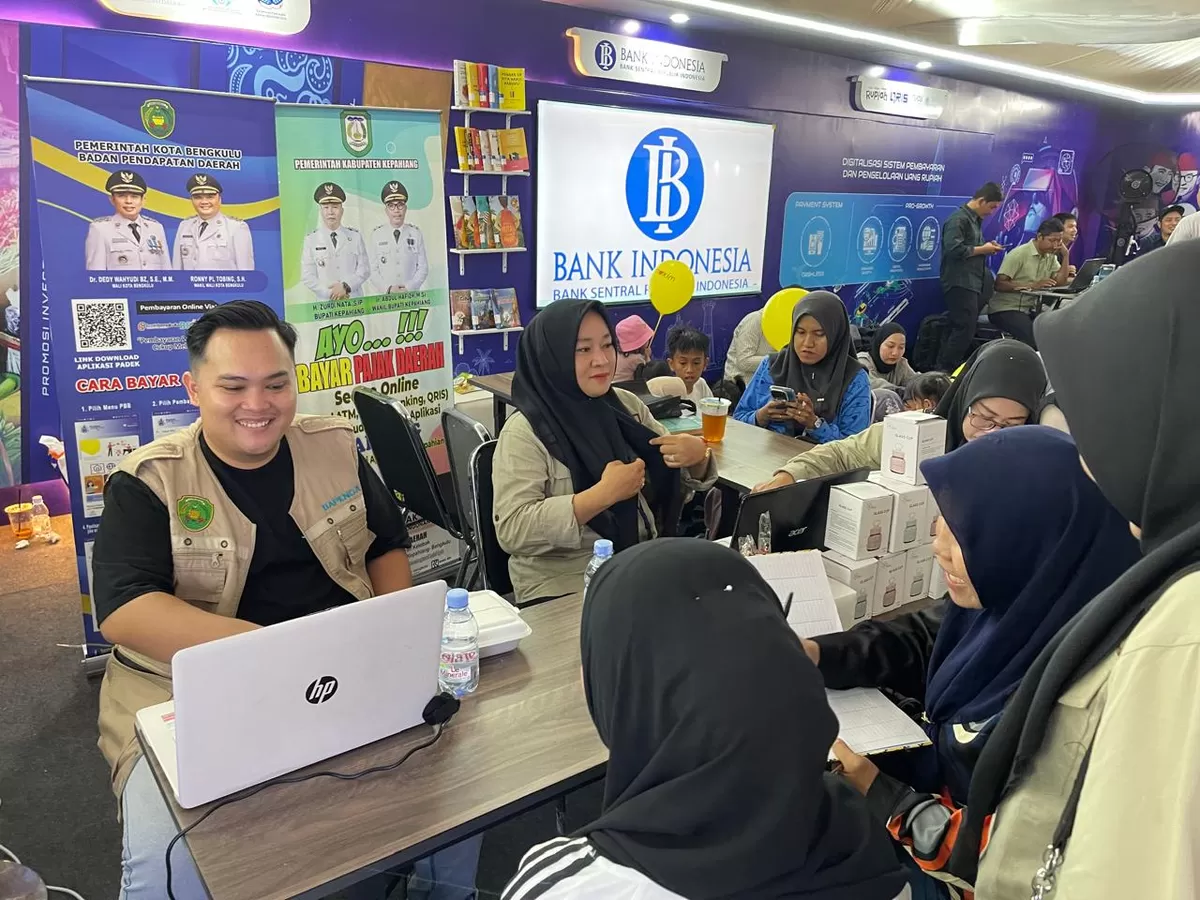 Stand Bank Indinesia di arena Festival Tabut 2026., siap  memberikan layanan dan edukasi keuangan bagi pengunjung. (Foto/Ist) 