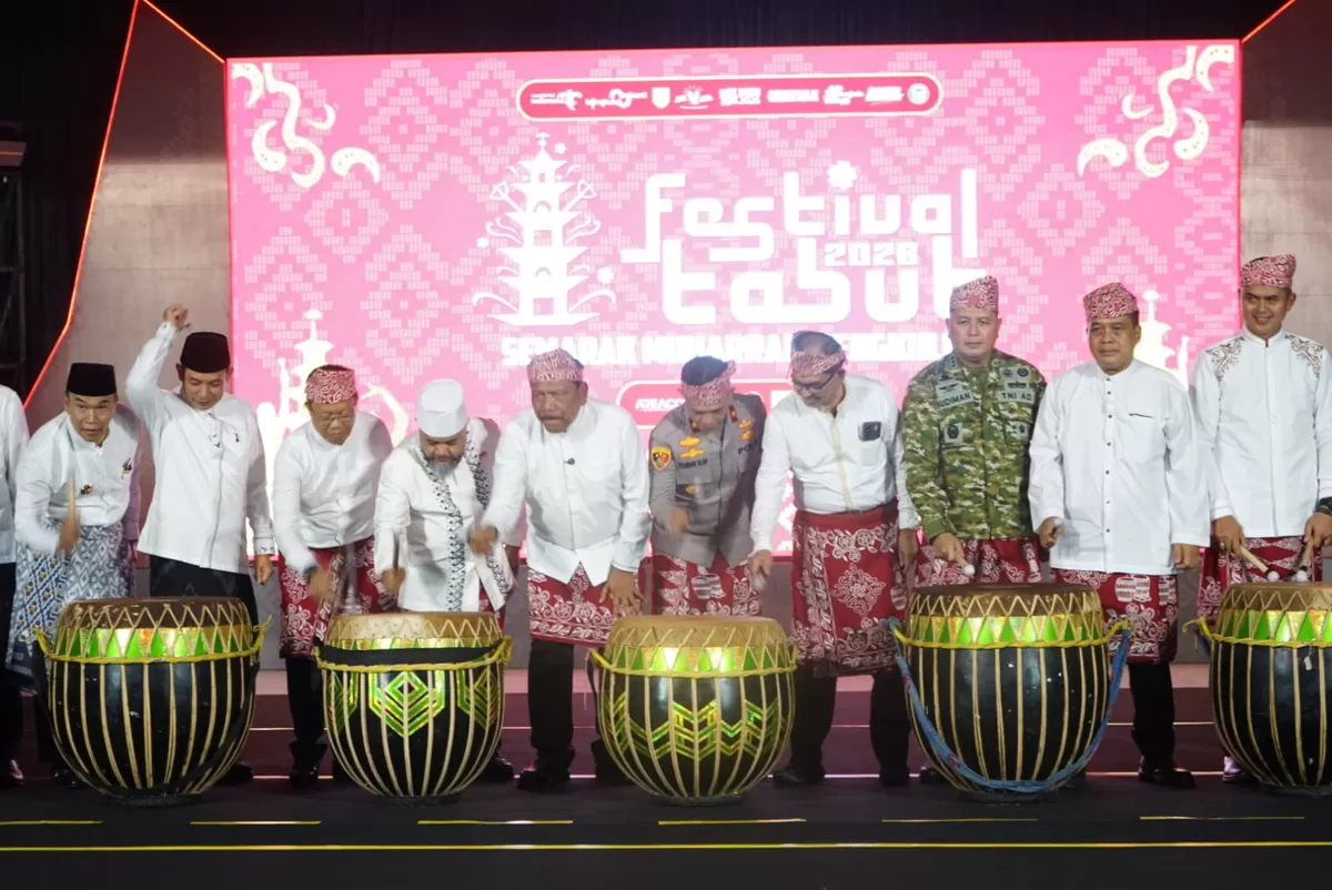 Gubernur Bengkulu, Helmi Hasan didampingi Wagub Mian dan anggita Forkopimda Bengkulu secara resmi membuka Festival Tabut 2026. (Foto/Ist)