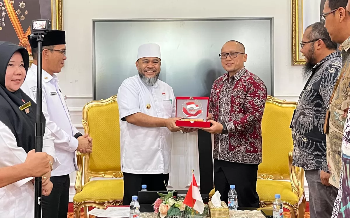 Gubernur Bengkulu. Helmi Hasan menerima cundra mata dari pimpimam PLN daerah ini saat beraudensi di ruang kerja Gubernur Bengkulu. (Foto/Ist)