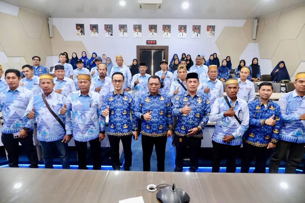 Sekda Gowa melepas rombongan KTNA Kabupaten Gowa secara simbolik di Baruga Karaeng Pattingalloang, Kantor Bupati Gowa, Rabu (17/6).
