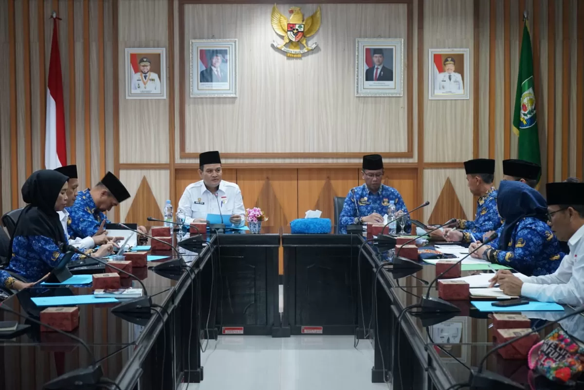 Sekda Herwan Antoni (kiri) mimpin rapat penyiapan ASN Pemprov Bengkulu berkualitas dan  berintegritas.(Foti/Ist). 