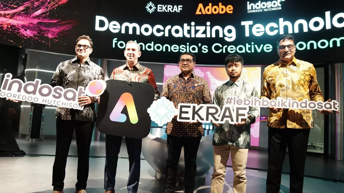 Teuku Riefky Harsya Menteri Ekonomi Kreatif RI  (kedua dari kanan), Vikram Sinha, President Director and Chief Executive Officer Indosat Ooredoo Hutchison (paling kanan), dan David Wadhwani 
