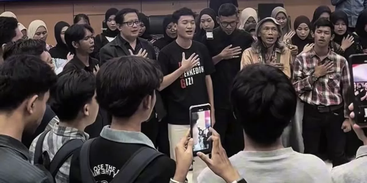Menyoroti ramainya isu eks Ketua BEM UGM, Tiyo Ardianto yang diduga dekat dengan lingkungan pejabat PDIP. (Instagram.com/@tiyoardianto_)