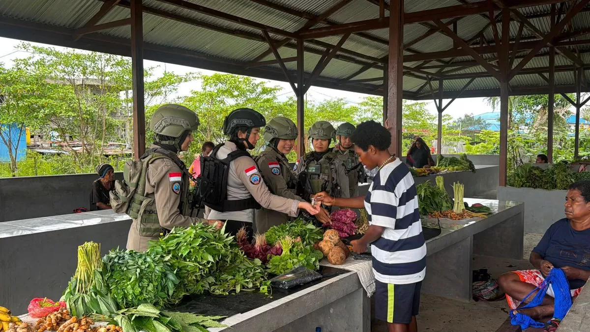 Polwan Satgas Damai Cartenz menyambangi pedagang  di papua tengah. (Foto/Ist)