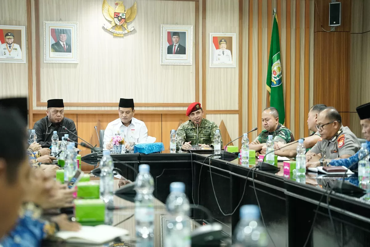 Sekda Bengkulu Herwan Antoni pimpin rapat kordonasi terkait Bengkulu jadi lokasi pertama latihan Batalyon 13 Kopasus. (Foto/Ist)