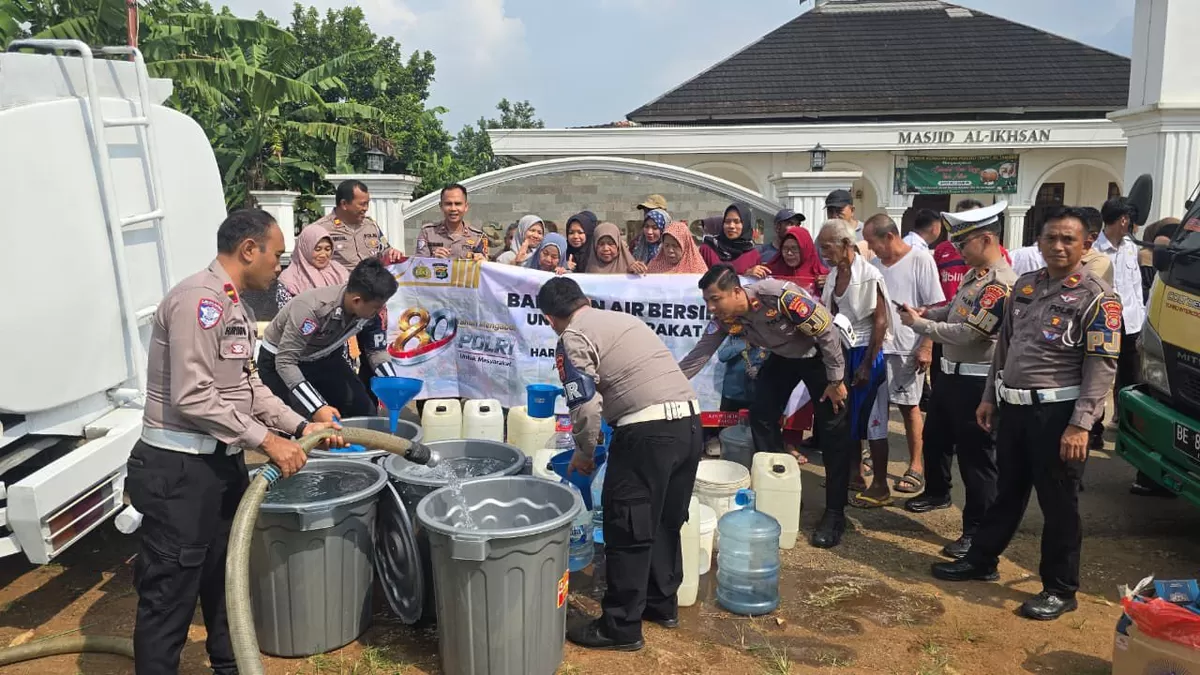 Dirlantas Polda  Lampung bagikan air bersih kepada warga  Kabupaten Pesawaran dalam rangka HUT Bhayabgkara ke-80 tahun 2026. (Foto/Ist)