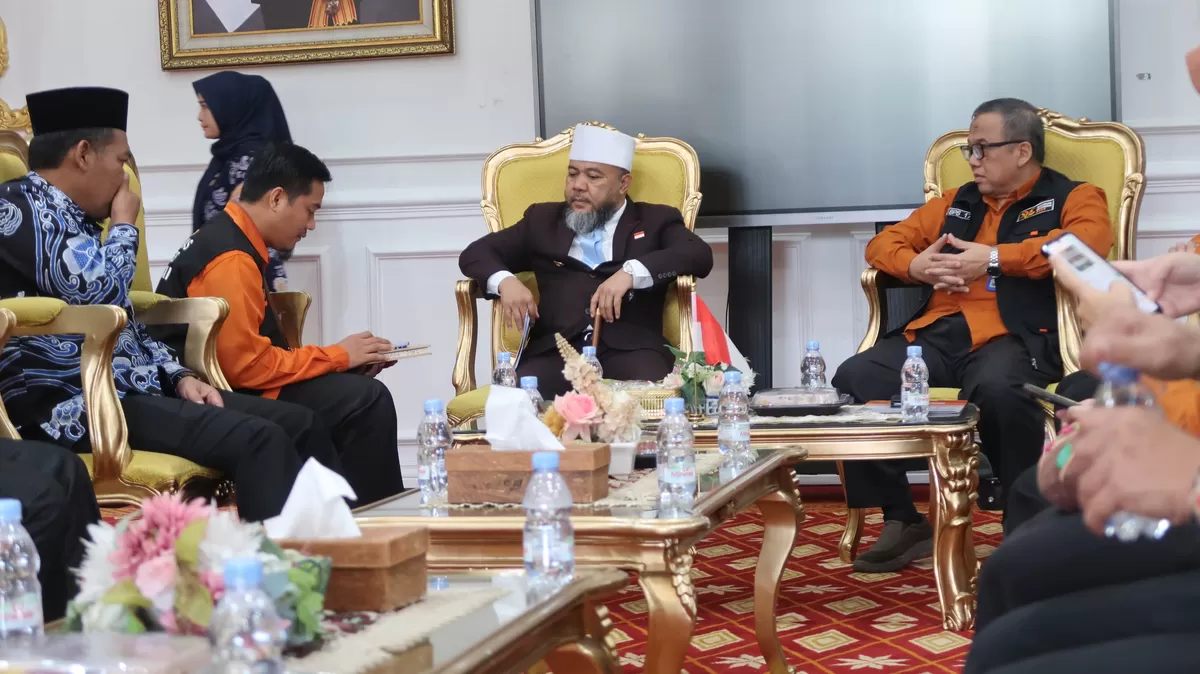Gubernur Bengkulu. Helmi Hasan jadi responden pertama pelaksanaan sensus ekonomi di Bengkulu.(Foto/ Ist)