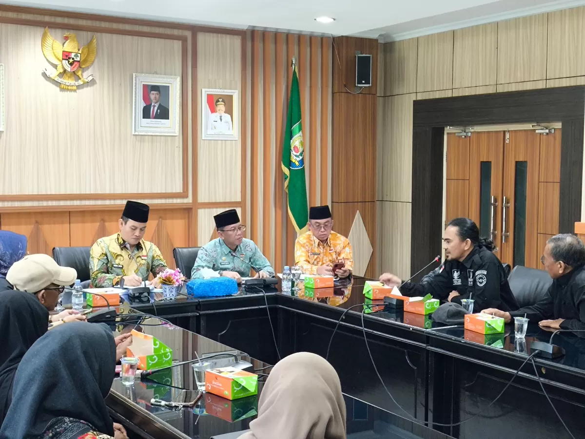 Sekda  didamping pejabat Pemprov Bengkulu menerina audensi  Aliansi Selamatkan Bengkulu Selatan  du Kantor Gubernur Bengkulu. (Foto/Ist)