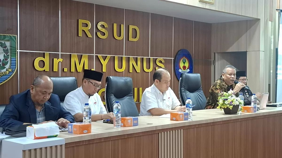 Sekda Bengkulu Hetwan  Antoni (tengah) mimpin rapat degan dewan pengawas RSUD   Yunus Bengkulu terkait pelayanan kesehatan di rumah sakit tersebut.(Foto/Ist)