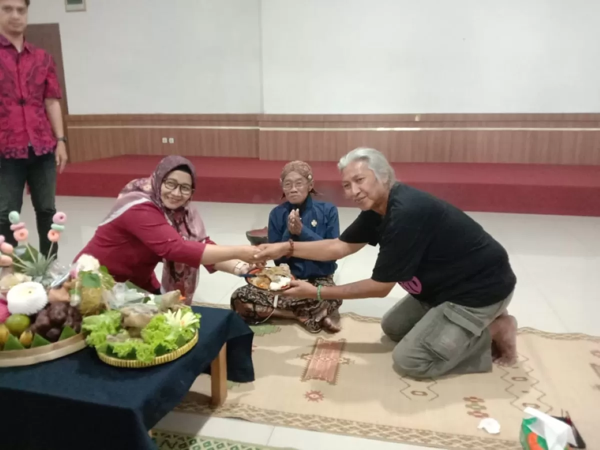 tradisi potong tumpeng menandai dimulainya kerja tim pasar kangen 2026
