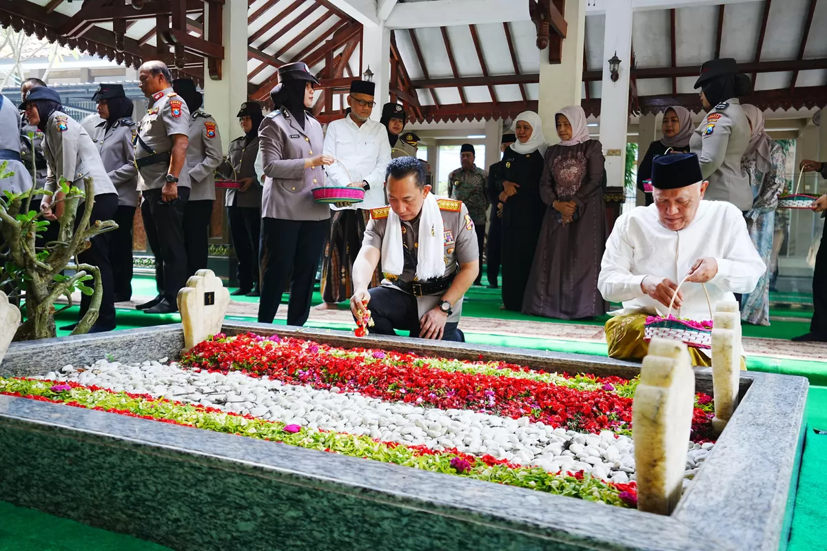 Kapolri berziarah ke makan Prosiden R I keempat Abdurrahman Wahid. (Foto/Ist)