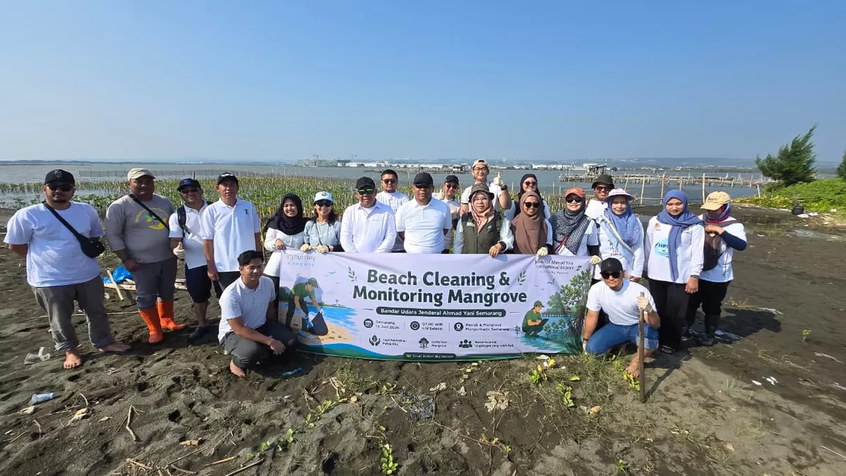 Bandara Ahmad Yani Semarang gelar bersih pantai dan monitoring 7.000 mangrove di Mangunharjo untuk jaga ekosistem pesisir.