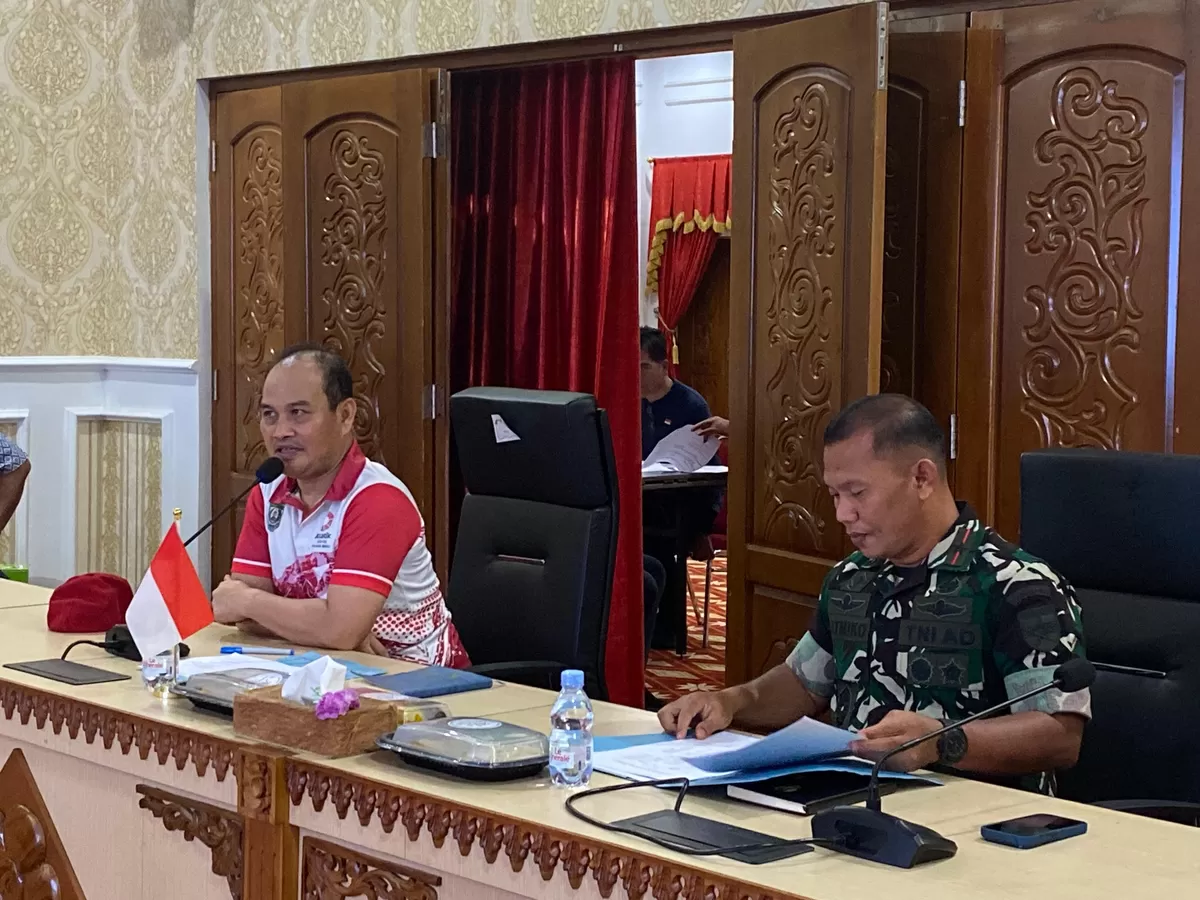 Sekda Bengkulu Herwan Antono (kiri) mimpin rapat matangkan persiapan Batalyon13 Kopasus latihan perdana di Bengkulu Senin.(Foto/Ist)