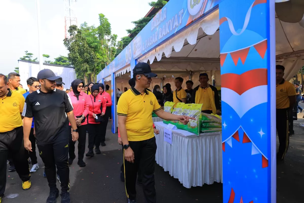Polda Lampung menggelar pasar murah dan olahraga  bersama dalam rangka menywmbut HUT Bhayangkara ke 80 tahun 2026. (Foto)