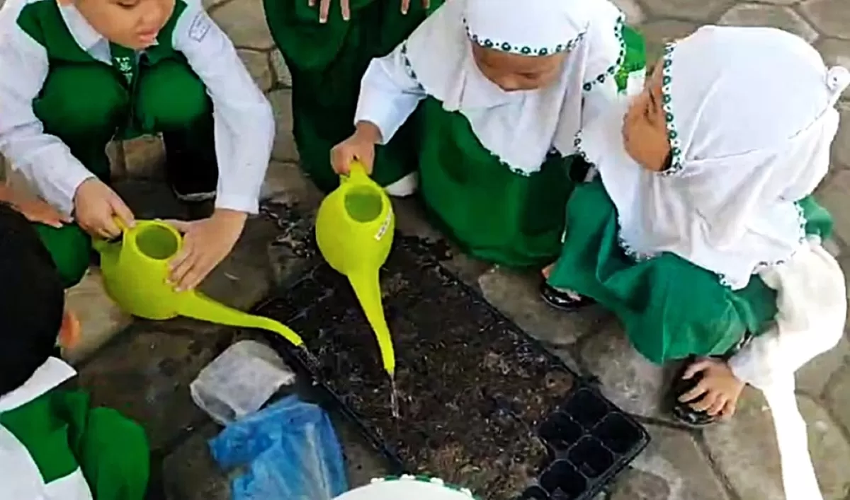 Tim Pengabdian kepada Masyarakat (PKM) Universitas Jember Peringatan Hari Lingkungan Hidup Sedunia dengan tanamkan ekoliterasi bagi anak-anak usia dini. (Ist)